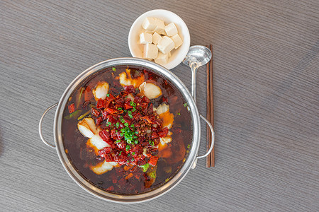 四川辣煮鱼火锅,红辣辣辣椒. 亚洲中国重庆成都食品。 平躺在下往下看.