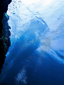 爬升摄影照片_从深渊中爬升泰国菲菲群岛水肺潜水的水下照片