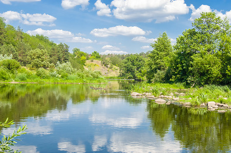 河的河床 Teteriv 在石峡谷中的岩石, 巨石, 树木和植被的背景下的森林, 蓝天和云反映在河流的水域 