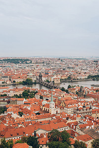 美丽的布拉格城市景观与著名的查尔斯桥和伏尔塔瓦河河的鸟瞰图