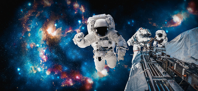 宇航员在为空间站工作时进行太空行走