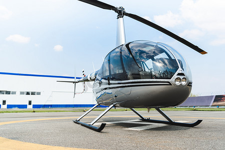 直升机与螺旋桨在混凝土直升机停机坪在白天