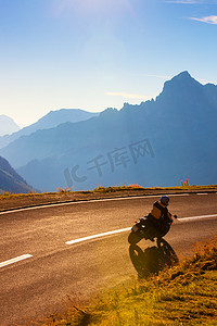 电单车司机摄影照片_阿尔卑斯山道路