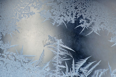 窗口玻璃特写的冰霜图案