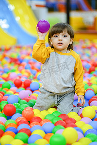 儿童的创造性发展。这孩子在儿童发展中心玩彩球.