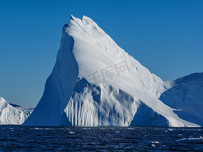 百年好合文字摄影照片_巨大的冰山在水中