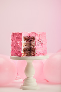 选择重点美味削减生日蛋糕蛋糕站在气球粉红色的气球附近 