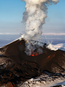 鸟瞰壮观的风景喷发火山景观的勘察加半岛