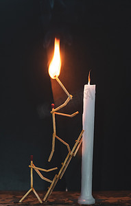 火柴棍的形状是男人点燃蜡烛，火柴棍的形状是男人点燃蜡烛.