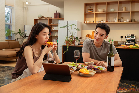 餐饮喝酒摄影照片_年轻夫妇在家吃饭视频