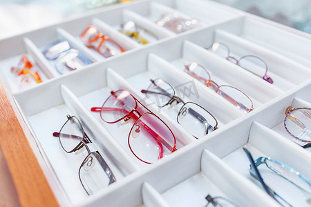 光学商店里的彩色眼镜在盒子里分类