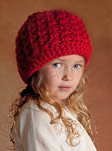 一个戴着红色帽子的秋色中的女孩