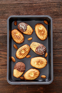 新鲜烤杏仁饼干在烹饪托盘上木质背景, 顶部视图, 选择性聚焦.