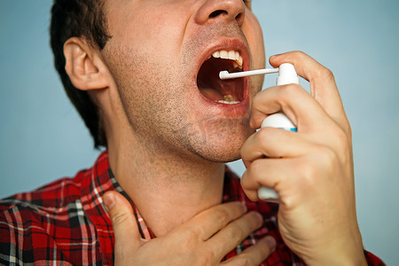 过敏和喉咙痛的概念。生病的年轻人使用喷雾。喉咙。喉咙发痒。治疗卡他性疾病。清新的气息。薄荷 醇