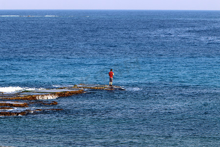 地中海北部摄影照片_在以色列北部的地中海沿岸休息和运动 
