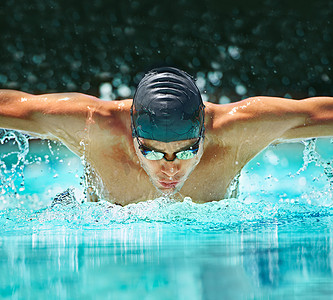 完美的蝶泳动作一个男游泳者向摄像机做蝶泳动作