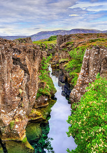 在辛格韦德利国家公园，冰岛的地壳构造板块之间的裂缝中的水