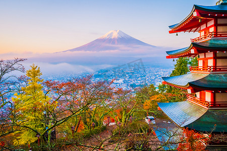 在日本山梨县的红叶树周围的红塔, 美丽的山富吉风景