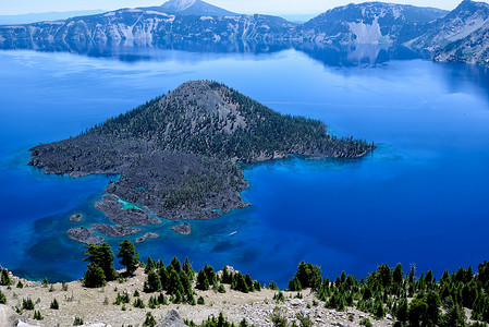 向导在火山口湖中岛