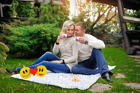幸福夫妻喝茶户外野餐在足总杯的性质