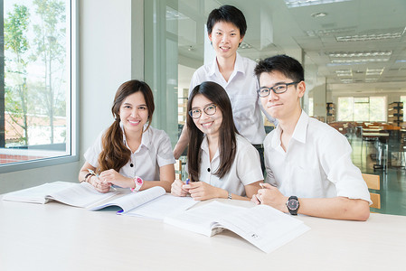 uniform摄影照片_集团的亚洲学生统一学习一起在教室里了。
