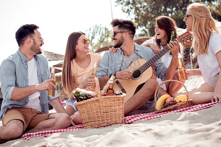 朋友们喝啤酒, 听音乐, 玩沙滩派对。暑假, 假期, 假期, 音乐, 幸福和人的概念.
