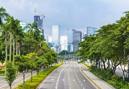 雅加达，印度尼西亚- 2020年4月3日：雅加达市中心空旷/荒废的苏迪曼街。政府正在敦促人们从家里开始工作，以减少眼镜蛇大流行的蔓延.