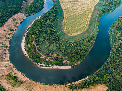景观顶视图摄影照片_绿地蜿蜒河流的空中景观，无人机拍出的美丽自然质感的顶视图