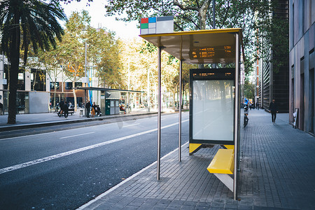 汽车站布告栏，设有空格屏幕，用于广告短信或促销内容；半身像停止，设有清晰的海报显示屏，用于城市街道上的促销信息