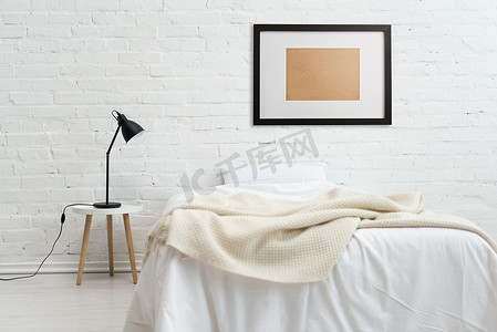 砖摄影照片_现代化的卧室, 配有床和白色砖墙上的黑色框架 