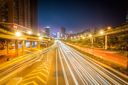 在城市道路夜间光迹