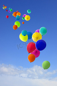 许多彩色气球飞向天空