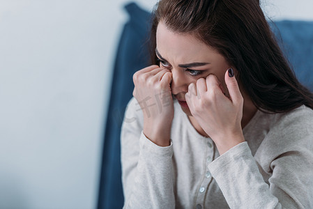 抑郁的女人哭和擦眼泪与复制空间的选择性焦点