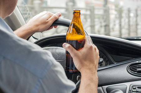 饮酒驾驶摄影照片_运输、 酒精、 车辆和人们的观念-封闭的男子饮酒驾驶的车