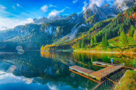 风景秀丽的山水风光与 Dachstein 山山顶由岣梢湖山湖在秋天萨尔茨卡梅谷区域上部奥地利奥地利