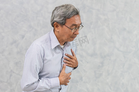亚洲长者因心脏病发作或中风而患胸痛.