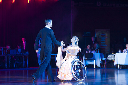 轮椅舞蹈体育世界冠军在明斯克开放杯上执行标准程序