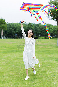 风筝摄影照片_女孩在公园里放风筝
