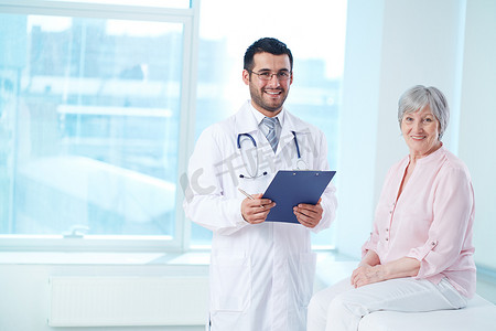 doctor with clipboard and patient