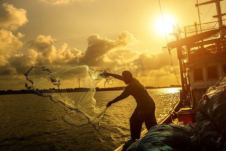 渔人摄影照片_在捕蟹船上的剪影渔人.