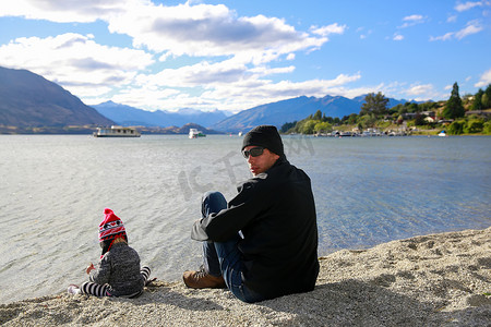 幸盔有你带上安全摄影照片_父亲带着小女儿欣赏在新西兰的瓦纳卡湖景观