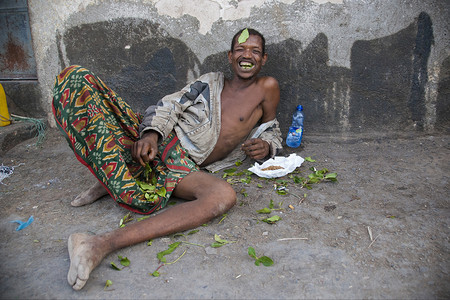 聊天考生躺在一条街道的哈勒尔，埃塞俄比亚.