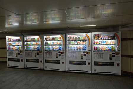 俄罗斯莫斯科-17.06.2015。自动售货机日本公司 dydo 要为地下过街通道的饮料