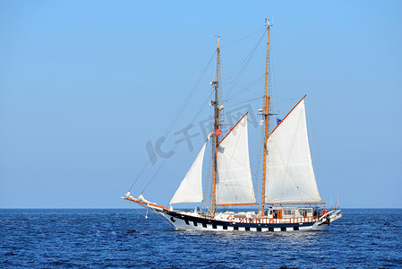 帆摄影照片_老历史高船 (游艇) 与白帆在蔚蓝的大海