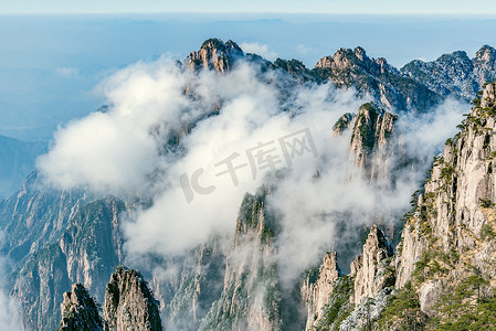 中国国家公园摄影照片_黄山国家公园山顶上方的云彩.