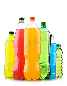 各式碳酸软饮料的塑料瓶在白色