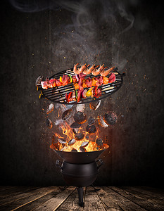 火锅烧烤炉, 铸铁炉排, 美味的串在空中飞翔.