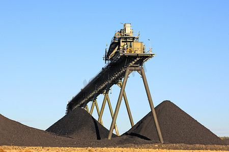 开采砂石摄影照片_煤炭采矿皮带输送机