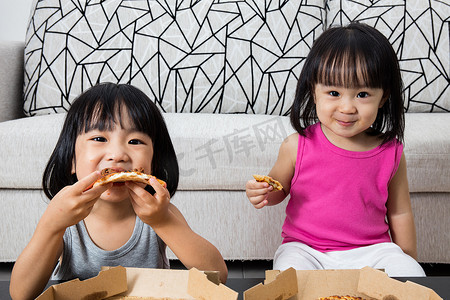 亚洲中国小姑娘吃披萨