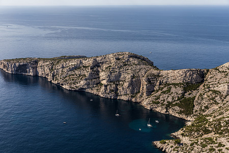 Calanques (Calanques), 法国普罗旺斯的海港风景悬崖和游艇鸟瞰图 (地块 des)